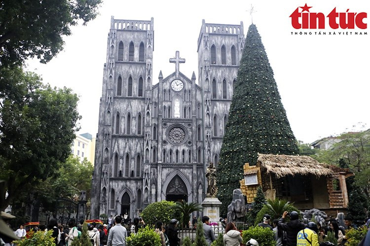 Собор Святого Иосифа в Ханое более оживлен, чем обычно, ведь до Рождества осталось всего несколько дней. (Фото: ВИА)