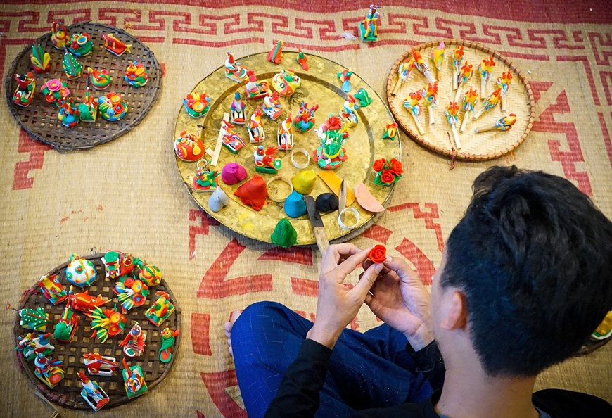 Помимо продажи существующих моделей, ремесленники также непосредственно изготавливают их в соответствии с пожеланиями клиентов. (Фото: ВИА)