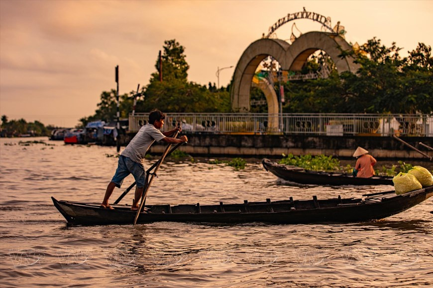 Традиционные вёсельные лодки - обычное явление на плавучем рынке, хотя сейчас широко используются и моторные лодки. (Фото: VPA/ВИА)