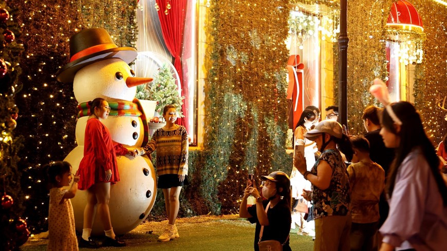 Жители Хошимина фотографируются в магазине рождественских украшений Diamond Plaza. (Фото: ВИА)