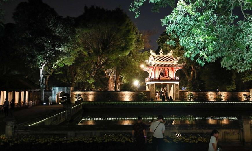 Ханой может похвастаться богатыми туристическими ресурсами, включая 5 922 исторических и культурных памятников, а также 1793 элемента нематериального культурного наследия, таких как Императорская цитадель Тханглонг, Храм литературы, Старый квартал и озеро Хоанкием. (Фото: ВИА)