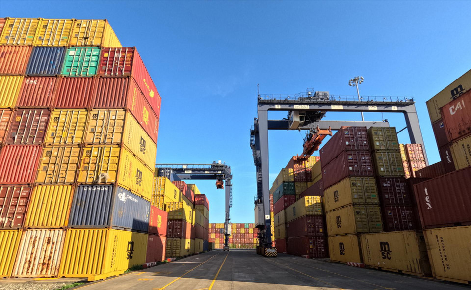 Контейнеры в порту Сайгон-SSA (SSIT) при портовой системе Каймеп-Тхивай. (Фото: ВИА)