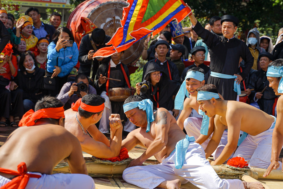 Армрестлинг команды по перетягиванию каната деревни Хыучап (Бакнинь) перед соревнованиями. (Фото: ВИА)