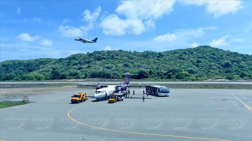 Взлетно-посадочная полоса аэропорта Кондао - одна из самых интересных в мире, оба конца которой выходят на море. (Фото: VNP/ВИА)