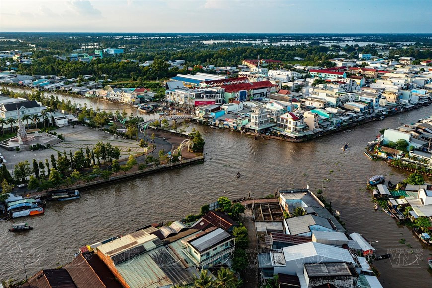Вид с высоты птичьего полета на плавучий рынок Нганам в районе 1, город Нганам, провинция Шокчанг. В переводе с вьетнамского «Нга» означает пути или каналы/притоки, а «Нам» - число 5. (Фото: VPA/ВИА)