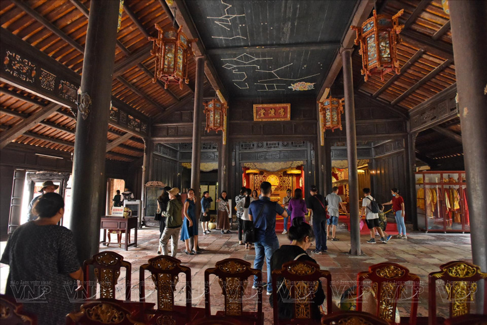 Минь Кхием Дыонг, старейший театр во Вьетнаме, где король Ты Дык смотрел представления и слушал пение туонг, всякий раз, когда останавливался в мавзолее Кхием. (Фото: Иллюстрированный журнал Вьетнама)