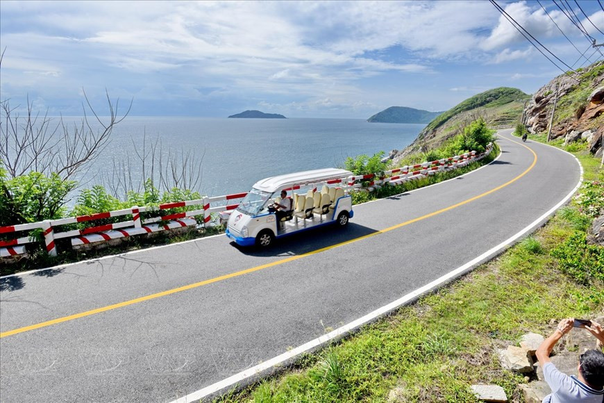 Дорога в центр острова Кондао проходит через горы, отрывая вид на океанские волны. (Фото: VNP/ВИА)