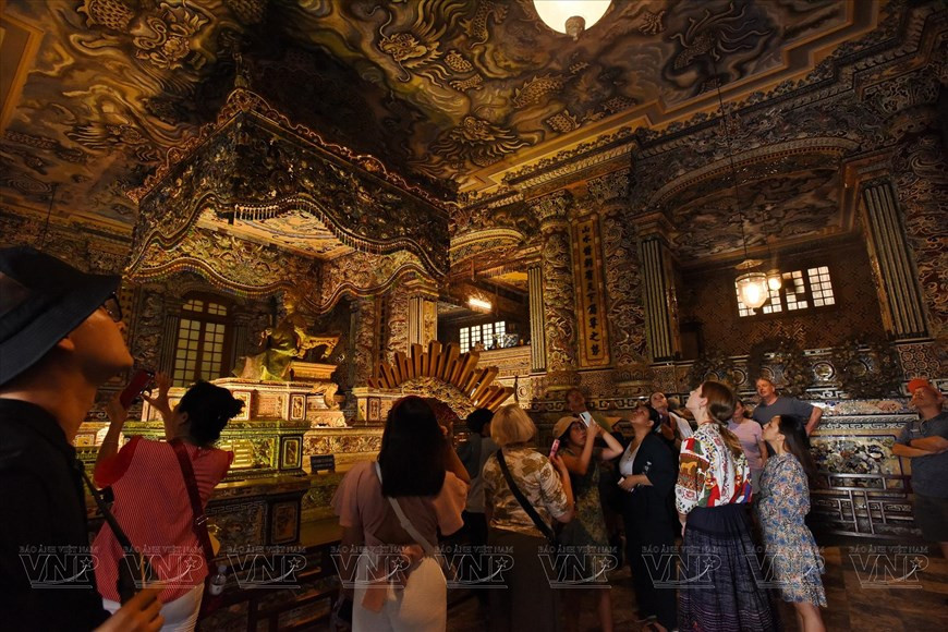 Туристы исследуют величественную и мистическую красоту гробницы короля Кхай Динь (1916 - 1925), 12-го короля династии Нгуен. (Фото: ВИА)