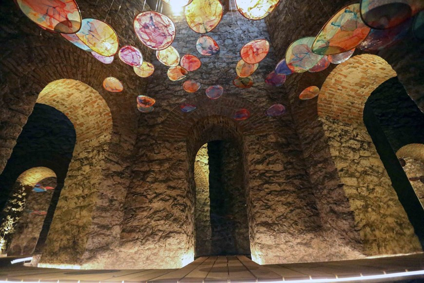 Вдохновением для выставки послужила азиатская концепция «зеленой воды». Зеленая вода символизирует шесть природных источников воды: речную воду, воду ручья, воду родника, дождевую воду, подземную воду и морскую воду. (Фото: ВИА)