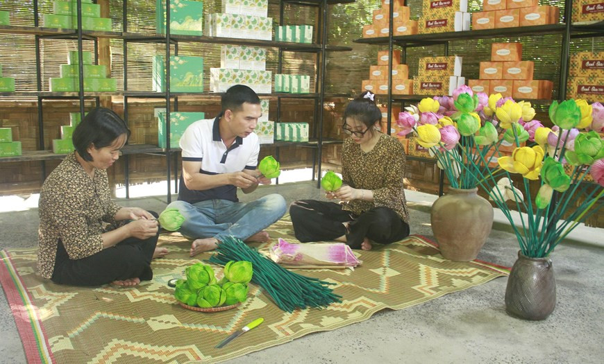 Бумажные цветы из стеблей лотоса. (Фото: ВИА)