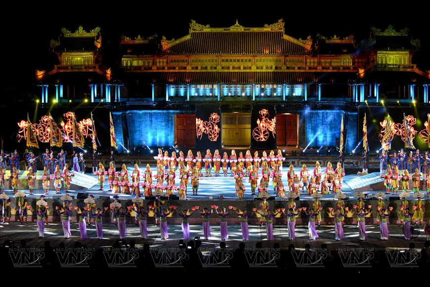 Luc cung hoa dang (подношение шести цветочных ламп), знаменитый танец в королевской музыкальной системе двора Хюэ (Фото: ВИА)