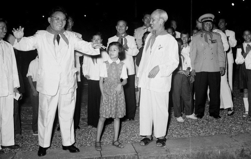 Дети столицы приветствуют первого секретаря ЦК Монгольской народно-революционной партии, Председателя Совета Министров Монгольской Народной Республики Юмжагийна Цеденбала, находящегося во Вьетнаме с визитом, в Президентском дворце, вечером 31 августа 1959 года. Фото: ВИА