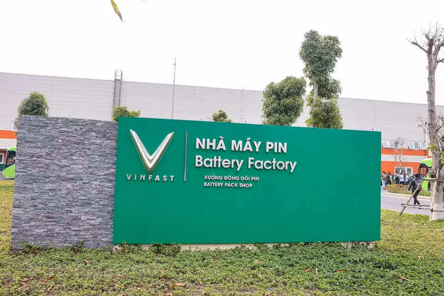 Компания VinFast официально передала первую партию смарт-электромобилей VF e34 заказчикам. (Фото: Vietnam+)