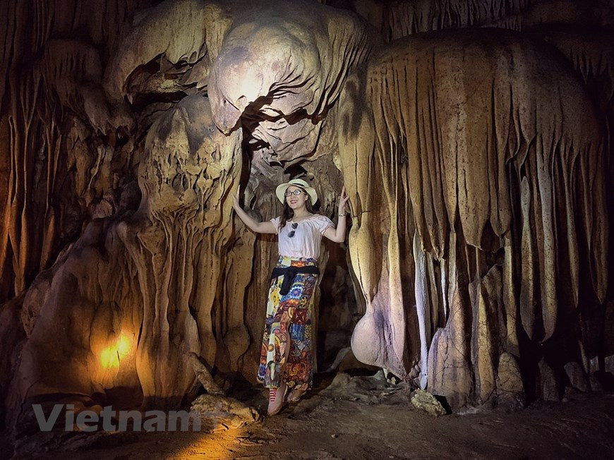 Пещера Кхуойпин — красивая пещера на горе Кхуонха, Ламбинь. Водопад Мо расположен в центре природного заповедника Наханг. Вход к водопаду - зигзагообразная дорога, идущая под пологом первозданного леса. От красивого голубого озера на вершине горы Пакбан белый водопад спадает к подножию горы. Величественные водопады в сочетании с величественными горными пейзажами ждут отважных туристов. Если смотреть снизу, то водопад выглядит как парящая небесная лестница из облаков. Воды этого водопада бурно льются, разбрасывая белую пену. Другой водопад более нежный и его вода стекает пучками через скалы. Климат на территории провинции муссонный субтропический. Сезон дождей проходит в период с мая по октябрь, сухой же сезон приходится на ноябрь-апрель. Самые жаркие месяцы - май-сентябрь, температура воздуха достигает 32 градусов тепла. Самые холодные - декабрь-январь, температура может опускаться до 12 градусов тепла. Зимой в горах температура воздуха может опускаться до 0 градусов. (Фото: Май Май/ Vietnam+)