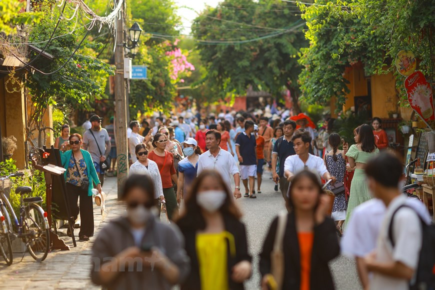 В Хой-ане туристы могут увидеть следы богатого торгового порта в 17 веке. Сохранившиеся деревянные постройки и план улиц Хойана являются оригинальными и нетронутыми, и вместе они представляют собой традиционный городской пейзаж 17-18 веков, сохранившийся в единственном экземпляре в этом регионе Вьетнама. Город по сей день функционирует как торговый порт и центр торговли. Живое наследие, отражающее разнообразие общин коренных жителей города, а также иностранцев, также было сохранено и продолжает передаваться. Древний город Хойан остается исключительно хорошо сохранившимся примером дальневосточного порта. Старая часть города совсем небольшая, тем не менее, здесь есть что посмотреть – не поддавшись разрушительному действию времени, сохранились многие старинные здания. Древний город Хойан сохранил свою традиционную деревянную архитектуру и городской пейзаж с точки зрения размера участка, материалов, фасада и линии крыши. Сохранился его первоначальный план улиц, со зданиями, выходящими к реке, с инфраструктурой набережных, каналов и мостов в первоначальном виде. Исторический ландшафт также остается нетронутым: прибрежная среда — река, побережье, дюны и острова. (Фото: Минь Шон/Vietnam+) 