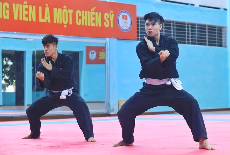 Два спортсмена Pencak Silat практикуют Silat Seni (выступление) содержания Tunggal с пустыми руками. (Фото: ВИА)