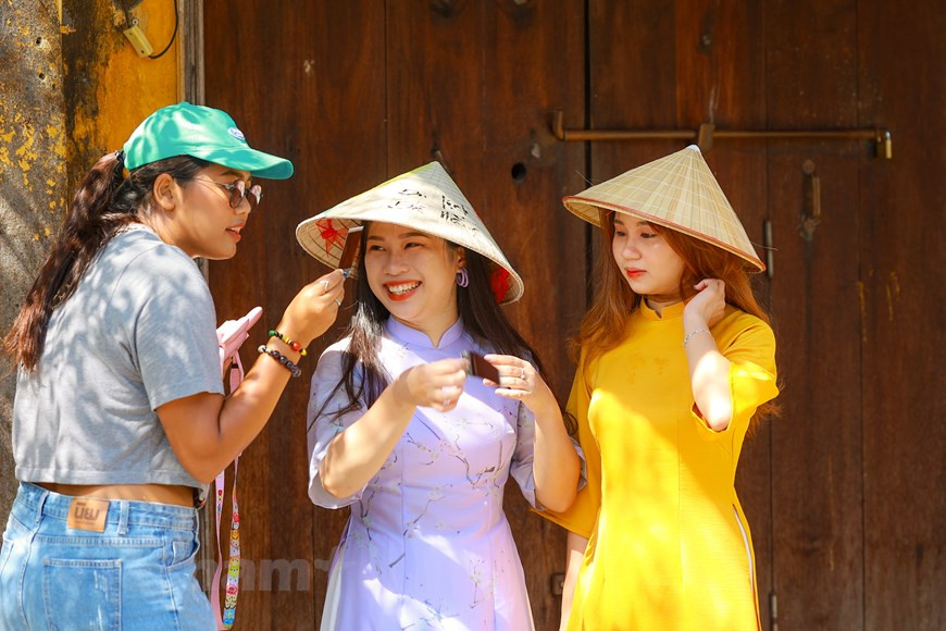 Мероприятие пройдет вместе с традиционными музыкальными и танцевальными представлениями от местных исполнителей. Оно также будет включать спектакль «Принцесса Анио», совместный оперный проект Японии и Вьетнама, поставленный японскими и вьетнамскими артистами. Мероприятие также будет включать Кулинарное пространство Вьетнама и Японии в Саду скульптур Анхой каждый вечер, а лодочная гонка будет проходить вдоль реки Хоай в 8:00 27 августа. Посетители могут посмотреть представления косплея, каллиграфии и живописи, а также принять участие в экскурсиях по Хойану.Также будет организована выставка японской манги и фермерский рынок с японской и местной едой. Городок Хойан будет продолжать обновлять существующие продукты, такие как: «Ночь старого города», «Город без шума двигателя», «Шоу Хойана», «ночь Ку Лао», ночные развлекательные мероприятия, туристические программы, связанные с сельским хозяйством, рыболовством, культурным туризмом. (Фото: Минь Шон/Vietnam+)