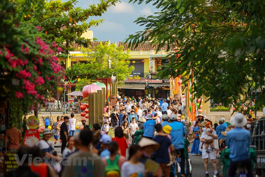 Чем ещё интересен Хойан. Здесь можно гулять не только по Старому городу – в Хойане (Вьетнам) достопримечательностей немало. Всегда найдётся что посмотреть не только в самом городе, но и неподалёку от него. Остров Тхуан Тхиен расположен в восточной стороне от центра Хойана, туда можно доехать на байке или велосипеде. Тхуан Тхиен славится кулинарным туром, во время которого туристов учат готовить блюда традиционной вьетнамской кухни. На острове также можно совершить велосипедную прогулку, открыв для себя много всего необычного: симпатичные рыбацкие деревни с домиками на сваях, ловля рыбы с традиционных круглых лодочек, необычные заросли кокосовых пальм на воде, просторные рисовые поля. В общем, побродив по острову, можно понаблюдать за естественной, нетуристической жизнью вьетнамцев. (Фото: Минь Шон/Vietnam+) 
