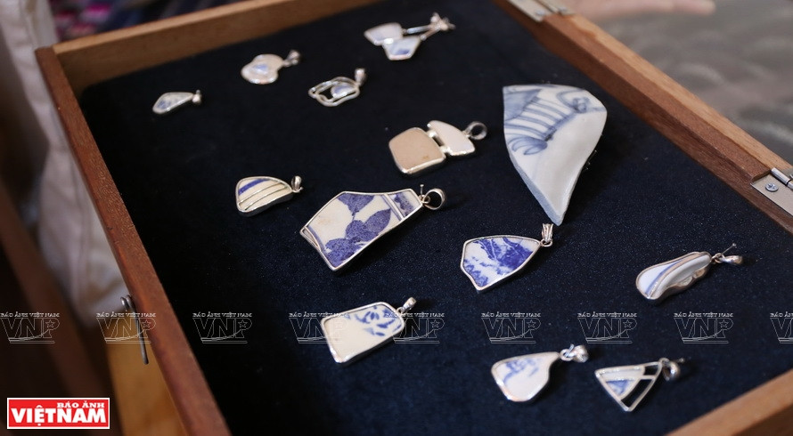 Австралийский дизайнер Синтия Манн превращает выброшенные керамические изделия в украшения. (Фото: ИЖВ)