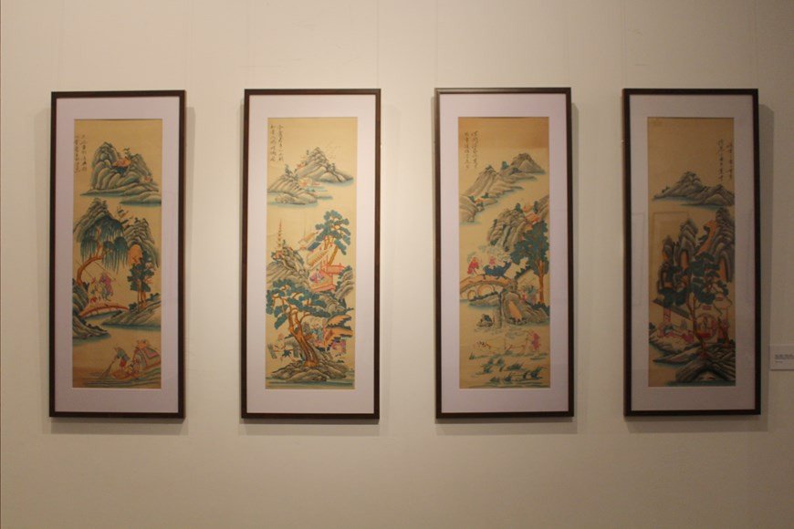 Картины «Ким Ван Киеу» по мотиву одноименнной китайской повести о трудной жизни красавицы Киеу, принесшей себя в жертву ради спасения отца. Среди всех видов вьетнамских новогодних картин, самыми разнообразными и уникальными картинами являются лубочные картинки. Этот жанр живописи вечно существует со временем, так как сюжеты этих лубочных картинок пропитаны национальным колоритом. Каждая лубочная картина имеет свой смысл, выражая множество аспектов человеческого настроения. В качестве сюжета лубков использовались легенды, литературные произведения, большую известность снискали новогодние картинка: донгхо, кимхоанг и хангчонг. Однако, независимо от разнообразия направлений живописи народные лубочные картинки сходятся в том, что они выражают пожелания и нажежды и стремления человека. (Фото: Минь Ань/ Vietnam+)