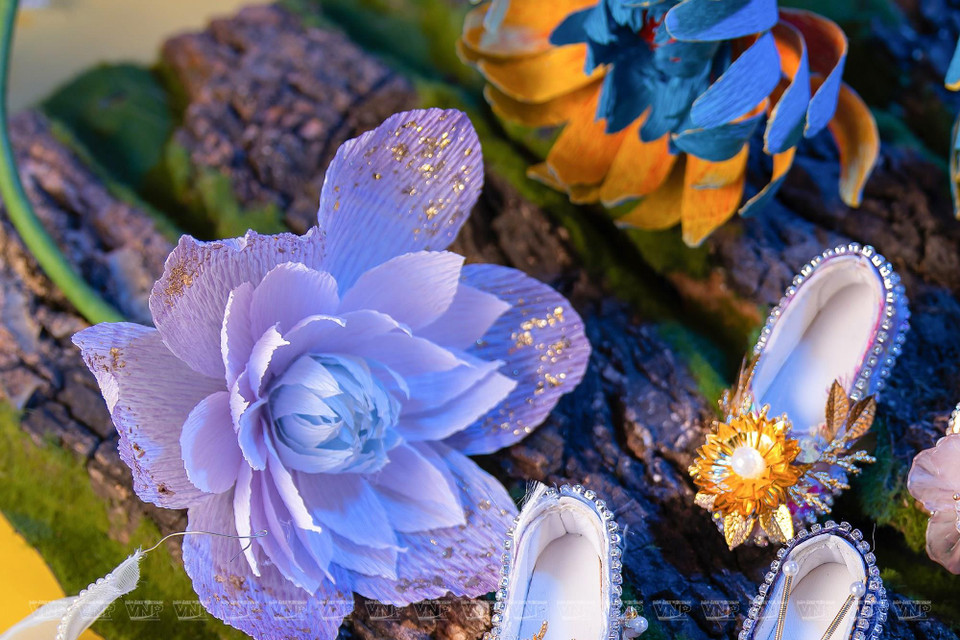 Цветок прекрасно сочетается с нарядом куклы. (Фото: ИЖВ)