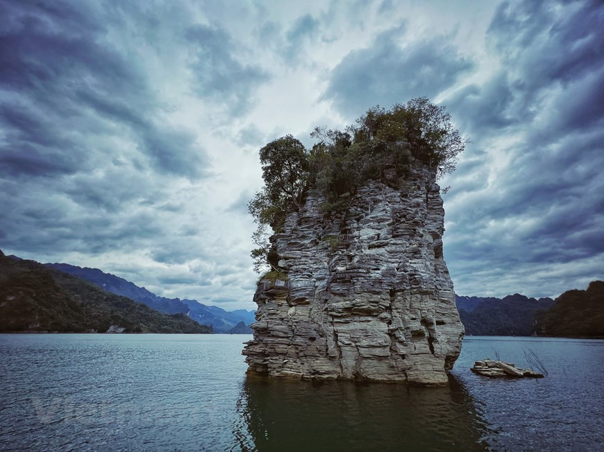 Прогуливаясь вдоль реки Гам в направлении Тхыонглам, посреди величественных гор и рек, стоит каменный «столб» (Коквай), связанный с легендой о парне Тай Нгао. Также можно пройтись по левому берегу до утеса «Фея-гость», названного так из-за формы скалы. Приходите сюда, чтобы услышать легенду о цветке Фак Фиен, ароматном цветке с лечебным свойством не только от болезней, но и от печали в душе. Водопады Тинтат, Денлуонг и Денланг ниспадают в великий лес, как волосы молодой девушки, образуя красивую картину. Коквай, также известный как Коквайфа, на языке этнической народности Тай означает кол для привязания небесного буйвола парня по имени Тай Нгао. Это одна из достопримечательностей экологического озера Наханг-Ламбинь. К Кокваю туристы пройдут через долину Тхыонглам, которая является землей поселений этнических групп Тай, Зао, Монг и Кинь... (Фото: Май Май/Vietnam+)