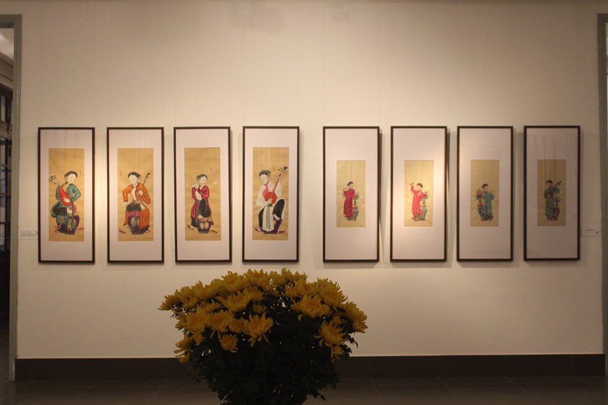 Хангчонг (вьетнамский: Tranh Ханг Чонг) жанр вьетнамской ксилография живописи, которая возникла на улице Хангчонг в старом квартале в Ханое, Вьетнам. Обычными темами в картинах Хангчонг являются духовные и культурные символы, такие как белый тигр (hổ trắng) или карп (cá chép), которые указывают на более сильное влияние буддизма и даосизма, чем в живописи Донгхо. Однако, помимо изображений на темы поклонения, мастера Хангчонг также делали картины на народные темы, такие как Донгхо, такие как Bịt mắt bắt dê (бафф для слепых), Rồng rắn или Thầy đồ Cóc (ученый-жаба) для украшения семей во время праздника Тэт. Эстетическая ценность картин Хангчонг больше урбанистическая, чем картин Донгхо, которые сделаны в сельской местности и часто отражают точку зрения фермера. Некоторые популярные изображения картины Хангчонг: Нгу Хо (Пять тигров), Ли нгы вонг нгует (Карп, смотрящий на луну), Тứ binh (Четыре музыканта-женщины). (Фото: Минь Ань/ Vietnam+)