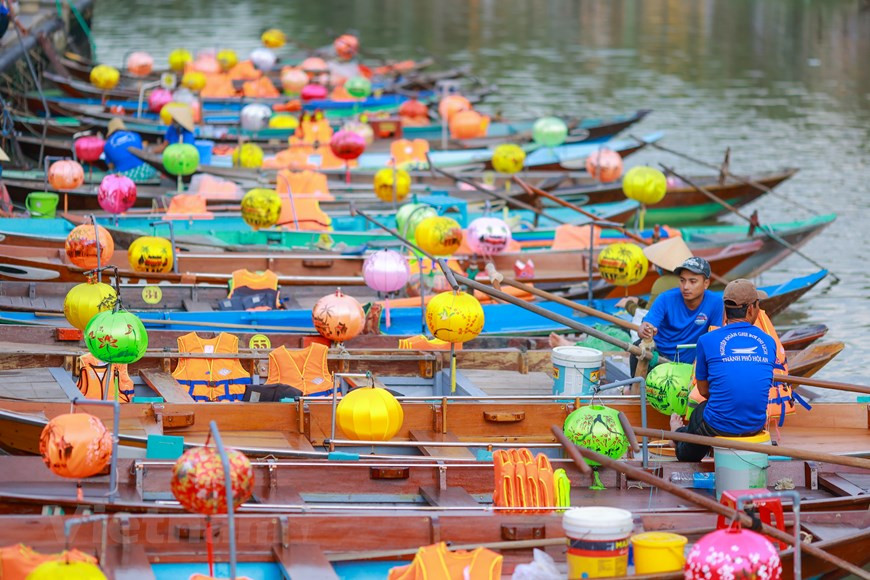 Жители Хойана первыми во Вьетнаме приняли христианство. Местный миссионер Александр де Родс в XVII в. создал вьетнамскую письменность «куок нгы» на основе латинского алфавита. Во время восстания Тэйшонов в 1770-1780-х годах порт был уничтожен, но позже заново отстроен. В конце XIX в. река Тхубон (Кай), связывающая Хойан с морем, была занесена илом и обмелела, и Дананг (Туран) сменил Хойан в качестве порта и торгового центра. Во время Вьетнамской войны Хойан практически не пострадал.С марта по август в Хой Ане ясно, температура – +30-35°С. В остальное время года температура колеблется между +20 и +28°С, облачно и дождливо. В октябре и ноябре дожди усиливаются, наблюдаются шквальные ветры и даже тайфуны. (Фото: Минь Шон/Vietnam+)