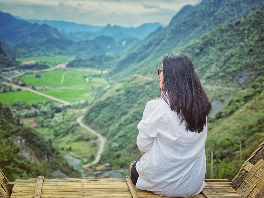 Населенный пункт также построит новые живописные места для посетителей. Кроме того, с ископаемыми останками возрастом более 10.000 лет, обнаруженными в археологических раскопках в пещере Фиавай (Ламбинь), Фиямуон (Наханг), это место также известно как колыбель древнего вьетнамского народа, и в то же время это историческое место с пещерой Натхам, где была специальная типография центрального правительства во время войны сопротивления против французов. Мало того, кулинарная культура также способствует привлечению многих посетителей, фирменное вино из кукурузы, вино, блюда из ручейных рыб, сушеное мясо буйвола, сушеная говядина, цветной клейкий рис – все это местные деликатесы. (Фото: Май Май/ Vietnam+)