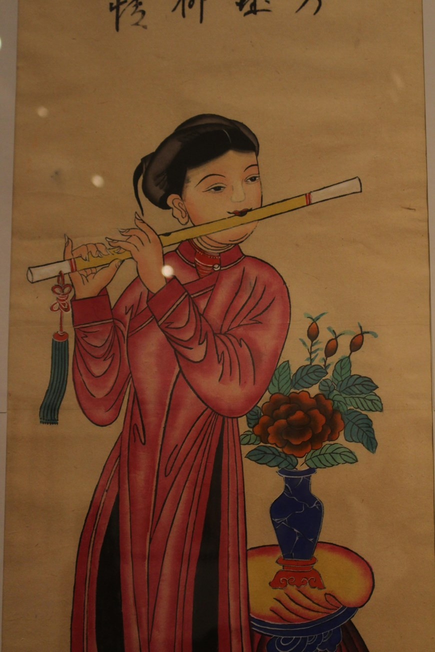 Серия необычных картин То ны «Девственица», на которых изображены современные девушки с короткой кудрявой прической. О них мало кто знают. Сегодня традиция росписи Хангчонг практически утеряна. Новые фотографии в Хангчонг больше не появляются из-за отсутствия интереса со стороны молодого поколения. Остается только один опытный мастер, Ле Ань Нгиен, который может создавать картины Хангчонг. В результате подлинные картины Хангчонг можно найти только в музеях или галереях изобразительного искусства. Тем не менее, предпринимаются некоторые попытки возродить этот жанр традиционного искусства, например, распространение картин Хангчонг на фестивалях, в галереях и передача знаний о создании картин старых мастеров молодым художникам. (Фото: Минь Ань/ Vietnam+)