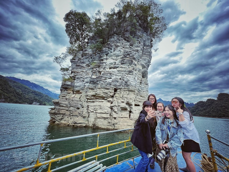 Водохранилище Наханг-Ламбинь часто называют «заливом Халонг на суше в провинции Туенкуанг». Здесь встречаются реки Гам и Нанг. Вода всегда очень спокойная, что вместе с величественными горами и чистым небом создаёт удивительные пейзажи. В последние годы здесь предлагают экскурсии по водохранилищу, в ходе которых можно одновременно насладиться красотой природы и посетить интересные исторические памятники и достопримечательности: водопады Кхуойньи и Кхуойшунг, храмы Пакта и Пакванг, пещеру Фиавай, скалу Коквай и т.д. Коквай известен легендой о том, как парень Тай Нгао построил плотину, чтобы перекрыть злую реку, а теперь является очаровательным горным местом. Нгуен Вьет из города Туенкуанг поделился своими впечатлениями: «Мы часто ездим сюда на выходные, чтобы хорошенько отдохнуть. Я показал это место многим своим друзьям из Ханоя, Хайфона, города Хошимина и Кантхо. Их поражает красота здешней природы и самобытность местного населения». (Фото: Май Май/Vietnam+)