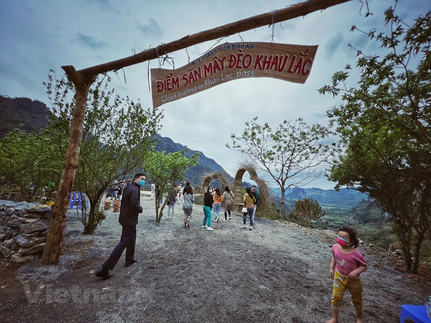 В заповеднике обитают более 2.000 видов растений, многие из которых занесены в Красную книгу Вьетнама, особенно сотни деревьев гинкго билоба с диаметром ствола 2-3 метра. Кроме того, здесь также живут 263 вида птиц, 61 вид рептилий, 35 видов лягушек и 90 видов млекопитающих. Многие виды занесены в Красную книгу Вьетнама, такие как курносый лангур, белощекий лангур, солнечный медведь... Всемирный фонд дикой природы (WWF) определил, что это одна из экосистем с наивысшей ценностью биоразнообразия в мире. Руководители провинции Туенкуанг заявили, что в 2022 году населенный пункт сосредоточится на инвестировании в развитие транспортной инфраструктуры, которая пока является одним из проблем социально-экономического развития в целом и туризма в частности в провинции. (Фото: Май Май/ Vietnam+)