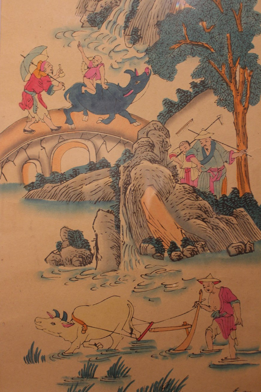 Мастера Хангчонг также творили на сельские темы. Картины Нгы-кань-тиеу-док выражают красоту человека, когда он слится с природой. Мастер умело использует кисточку, придавая персонажам картины отличительные черты характера. Вот что об этом сказал любитель народного изобразительного искусства Ле Бить: «По-моему, лубочные картины Хангчонг являются достоянием ханойцев. Лишь близко познакомившись с процессом создания таких картин, вы поймёте, что не каждый может освоить это ремесло. Даже хорошо обученные художники не могут так красиво наносить краски, как господин Нгьен. Кажется, что всё очень просто, но профессиональный опыт приходит с годами. Только те, кто решил посвятить всю свою жизнь этой профессии, могут так красиво рисовать. Мне нравятся лубки Хангчонг, потому что они требуют более высокого мастерства, чем обычные лубочные картины». (Фото: Минь Ань/ Vietnam+)