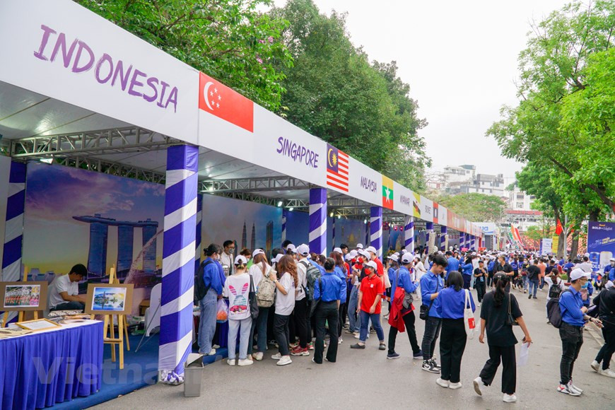 В рамках фестиваля мероприятия проводится ряд сопутствующих мероприятий: стенды национальных цветов, национальных костюмов, культуры, кухни ... 11 стран Юго-Восточной Азии, которые привлекают множество посетителей. Фестиваль направлен на укрепление контактов между молодыми людьми в регионе, представление ценностей вьетнамской культуры и ознакомление международных друзей с социально-экономическими достижениями Вьетнама. Фестиваль закончился музыкальным представлением с посланием о том, что каждый молодой человек и студент столицы является послом культуры столицы и страны, демонстрируя решимость объединить усилия для укрепления мира в регионе ради солидарности, дружбы, развития и процветания Юго-Восточной Азии. Мероприятие организовано для продвижения имиджа столицы и страны Вьетнама среди региональных и международных друзей в решимости организовать безопасные SEA Games, оставившие много хороших впечатлений... (Фото: Минь Хьеу/Vietnam+)