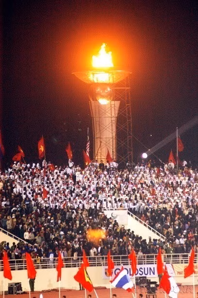 Церемония открытия SEA Games 22 вечером 5 декабря 2003 года на Национальном стадионе Мидинь (Ханой). (Фото: ВИА)