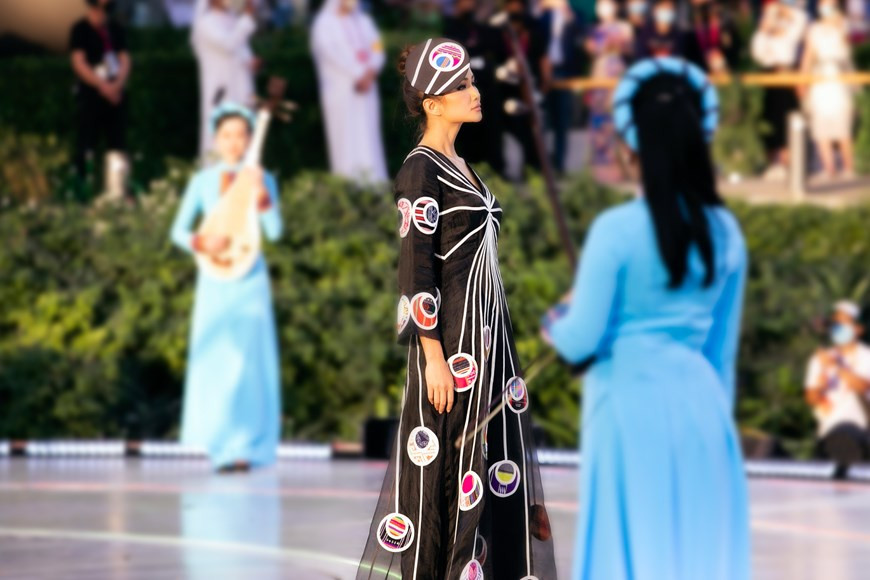 Появившись в качестве ведущей коллекции «Мозаики Вьетнама», мисс ХХен Ние (топ-5 Мисс Вселенная 2018) предстала в отличной форме. (Фото: Vietnam+)