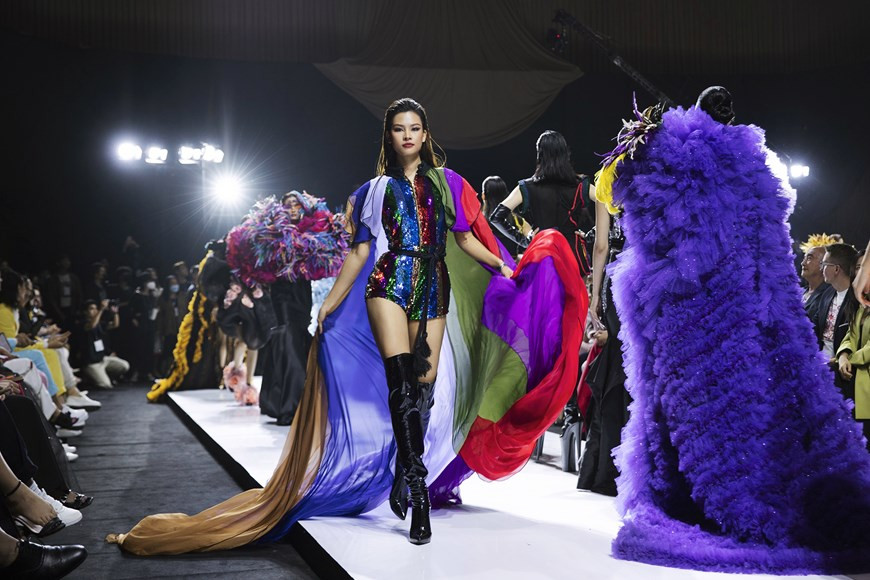 Коллекция «Rose Secret» заставляет поклонников моды восхищаться уникальным дизайном от части благодаря участию всемирно известных моделей, таких как: Мисс Global 2019 Каролина Кокешова, супермодель, вице-красавица Во Хоанг Йен, Мисс Земля 2015 Анджелия Габрена Онг. (Фото: Vietnam+)