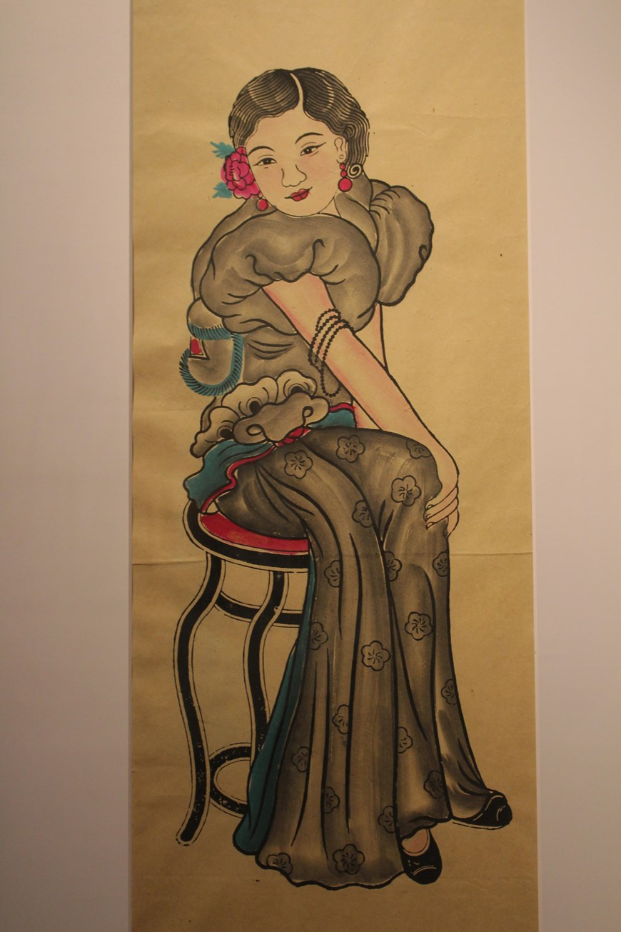 В отличие от лубков Донгхо, которые изготавливаются исключительно с помощью печатных форм, при создании лубочных картин Хангчонг мастер должен уметь не только печатать, но и рисовать. Сначала печатают, а потом накладывают краски, добавляя необходимые штрихи – в этом и заключается уникальность лубков Хангчонг. Художники-живописцы используют водные цветные карандаши для сканирования продуктов, создавая мерцающие цвета. Мастер Ле Динь Нгьен сказал: «В процессе создания лубочных картин в азиатском стиле важно правильно нанести клей. В противном случае готовые произведения никак не смогут быть красивыми. Бумага очень тонкая, поэтому нужно наносить несколько слоёв клея, чтобы она была более прочной. Лубочные картины могут испортиться через некоторое время, но я легко их реставрирую». (Фото: Минь Ань/ Vietnam+)