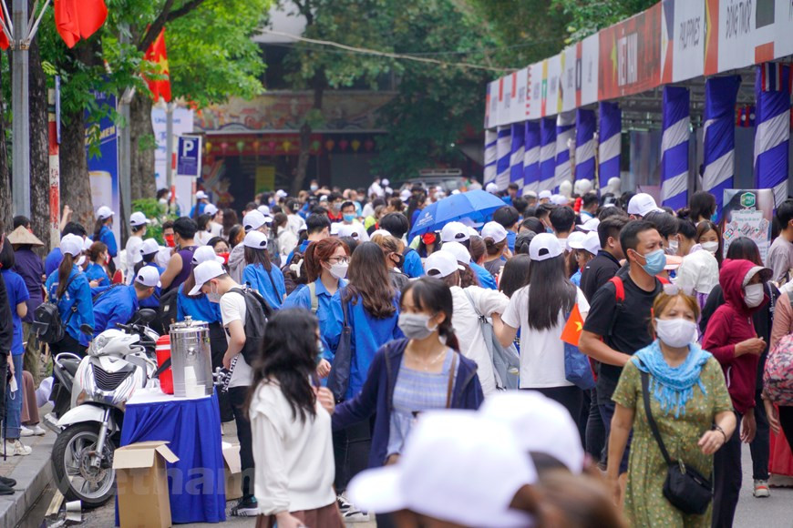 За «31 дня обратного отсчета до 31-х Игр Юго-Восточной Азии» были запущены 31.000 мероприятий группами «Поддержка туризма Тханг Лонг — Ханой», «Зеленый трафик». Через мероприятия «Волонтерские субботы», «Зеленые воскресенья» столичная молодежь благоустроила, очистила окружающую среду в городе, а также через молодежную медиа-кампанию, распространенную на сайтах социальных сетей, передала ожидания и убеждения «За более сильную Юго-Восточная Азия. В частности, на пути к безопасным Играм ЮВА программа Фестиваля молодежи Юго-Восточной Азии станет «мостом» для соединения молодежи стран Юго-Восточной Азии, способствуя расширению интернациональных связей с молодежью из других стран региона, знакомя друзей со всего мира о культурных традициях, потенциалом и социально-экономическими достижениями Ханоя и Вьетнама. (Фото: Минь Хиеу/Vietnam+)