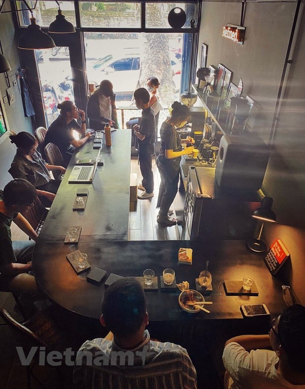 «Заказать по пожеланию, оплатить по душе». Слоган этого кафе привлекает многих любопытных. Refined Coffee небольшое, но его легко узнавать хоть из далека своим монотонным черным фасадом на улице Ванмиеу. В Refined можно заказать кофе сколько угодно и платить тоже… сколько не жалко, в зависимости от настроения после кофе. Пространства заведения достаточно только на бар и столиков на 8 человек. Вся деятельность вращается вокруг этого бара. Что и интересно, ведь посетители можете наблюдать за всем процессом приготовления чашки вкусного чистого кофе. Небольшое пространство также дает вам возможность больше общаться. Владелец кафе Ву Динь Ту хочет, чтобы посетители наслаждались кофе в полной мере всеми органами чувств. Поэтому он старался встречать каждого посетителя как своего гостя, обслуживая их как хозяин дома. (Фото: Vietnam+)