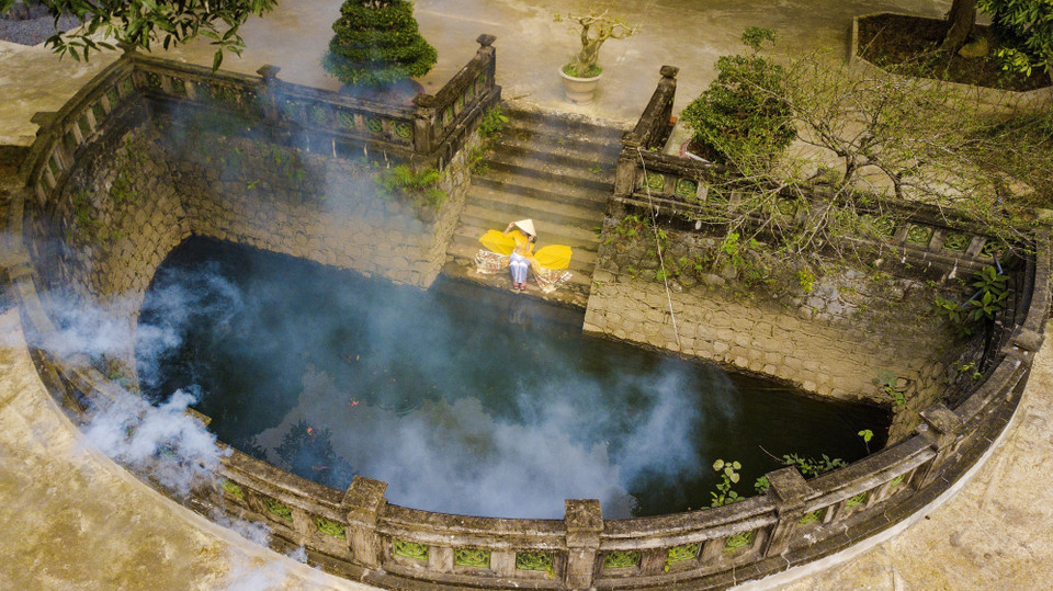 Полукруглое озеро расположено на территории пагоды Тхиентон (историческая и культурная реликвия древней столицы Хоалы). (Фото: ВИА)