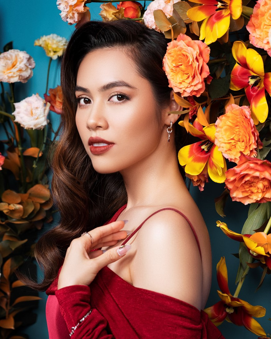 Одевая яркие костюмы, мисс Кхань Ван, вице-миссы Хоанг Ми и Ким Зуен показали себя с лучшей стороны. (Фото: Vietnam+)