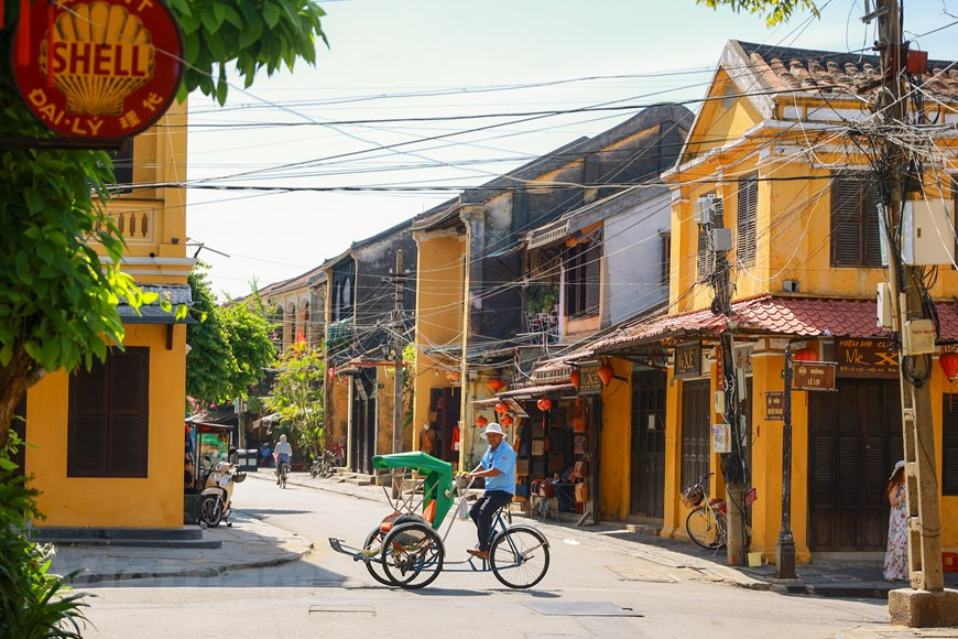 Древний вьетнамский город Хойан имеет все шансы стать центром внимания мировой общественности благодаря тому, что занял первое место в списке лучших туристических городов мира 2019 года по версии американского журнала “Travel + Leisure”, опередив Токио — сердце Японии, и Рим – романтический рай Италии. В ТОП-25 лучших городов мира в 2022 году Хойан стал единственным городом Вьетнама в данном списке, находясь на 20-м месте. Между тем, пятичасовой кулинарный урок, организованный Hoi An Eco Tours Discovery, считается веселым и интересным способом познакомиться с сельской жизнью в Хойане, популярном туристическом направлении в центральной провинции Вьетнама Куангнам, и вьетнамской кухней. Туристы посетят рыбацкую деревню Камтхань, примерно в пяти километрах от Хойана, где их научат пользоваться местными лодками-корзинами, незаменимой частью местных рыбаков и участников, и отправятся на лодке в пальмовый лес Баймау. После эко-тура их встретят в ресторане, где они примут участие в приготовлении пищи с шеф-поваром. (Фото: Минь Шон/Vietnam+)