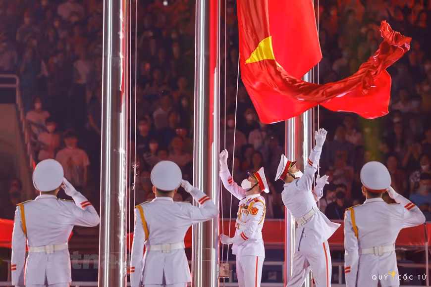Развевается национальный флаг Вьетнама на церемонии открытия SEA Games 31. Появились и будущие звезды, укрепив свою и без того мировую репутацию.16-летний Пурипол Бунсон из Таиланда побил рекорд Игр на 200 м, а также завоевал золото на 100 м, став новым королем спринта в регионе на беговой дорожке.Действующая олимпийская чемпионка Панипак Вонгпаттанакит из Таиланда защитила свою корону в тхэквондо, как и филиппинка Хидилин Диас в женской тяжелой атлетике.Национальный герой Филиппин Диас уже присматривается к Олимпийским играм 2024 года в Париже. Организаторы номинировали Нгуен Хи Хоанга, Нгуен Тхи Оаня, сингапурца Куа Цзин Вена (плавание) и тайца Джошуа Роберта Аткинсона (легкая атлетика) в качестве главных участников Игр. (Фото: Vietnam+)