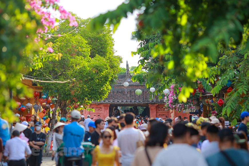 Ежедневно Хой-ан встречает до десятки тысяч туристов. Гуляя по Старому городу, нельзя не увидеть Японский крытый мост, который является чуть ли не главной местной достопримечательностью. Cau Nhat Ban признан символом Хойана, его даже изображают на городском гербе. Ещё в 1593 году этот мост построили проживающие в Хойане японцы, чтобы соединить разделённые рекой Тхубон улицы Чан Фу и Нгуен Тхи Минь Хай. Японский мост имеет форму арки и достигает в длину 18 метров. Сооружённый из дерева и плитки, он отличается своей необычной архитектурой: тёмно-бордовая крыша с изысканными резными узорами, расположенный прямо посреди моста храм, стоящие с противоположных концов моста статуи собаки и обезьяны. Чтобы пройти по Японскому мосту, нужно отдать 1 билет. Чтобы продолжить прогулку дальше, можно вернуться по находящемуся по соседству мосту, причём платить за это уже не нужно. (Фото: Минь Шон/Vietnam+)