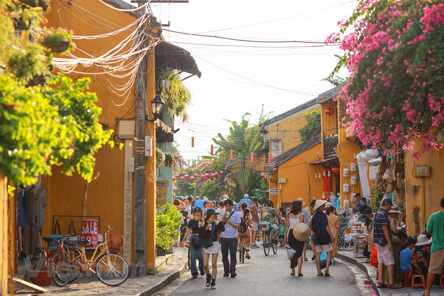 Сейчас Хойан известен как старый город-музей, с 1999 года находящийся в списке всемирного наследия Юнеско. Это исключительно хорошо сохранившийся пример небольшого торгового порта, действовавшего в 15-19 веках, который широко торговал как со странами Юго-Восточной и Восточной Азии, так и с остальным миром. Его упадок в конце 19 века привел к тому, что он в значительной степени сохранил свой традиционный городской уклад. Город отражает слияние коренных и иностранных культур (в основном китайской и японской с более поздними европейскими влияниями), которые объединились, чтобы создать это уникальное выживание. Город Хойан во Вьетнаме представляет собой хорошо сохранившийся комплекс из 1107 деревянных каркасных зданий с кирпичными или деревянными стенами, который включает архитектурные памятники, коммерческие и бытовые строения, открытый рынок и паромную пристань, а также религиозные постройки, такие как пагоды и семейные культовые дома. (Фото: Минь Шон/Vietnam+)