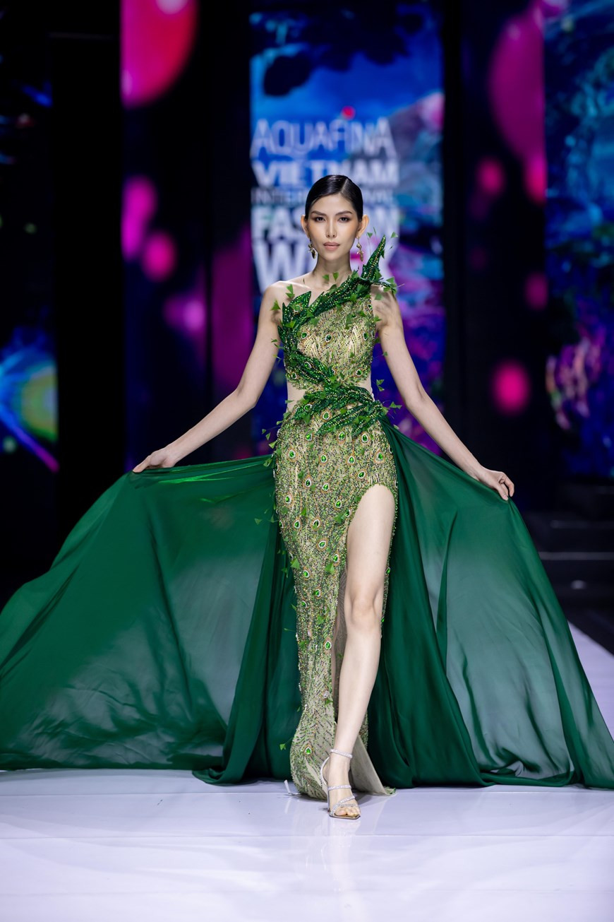 Модель TyhD Тху Зыонг представляет дизайн в коллекции. (Фото: Vietnam+)