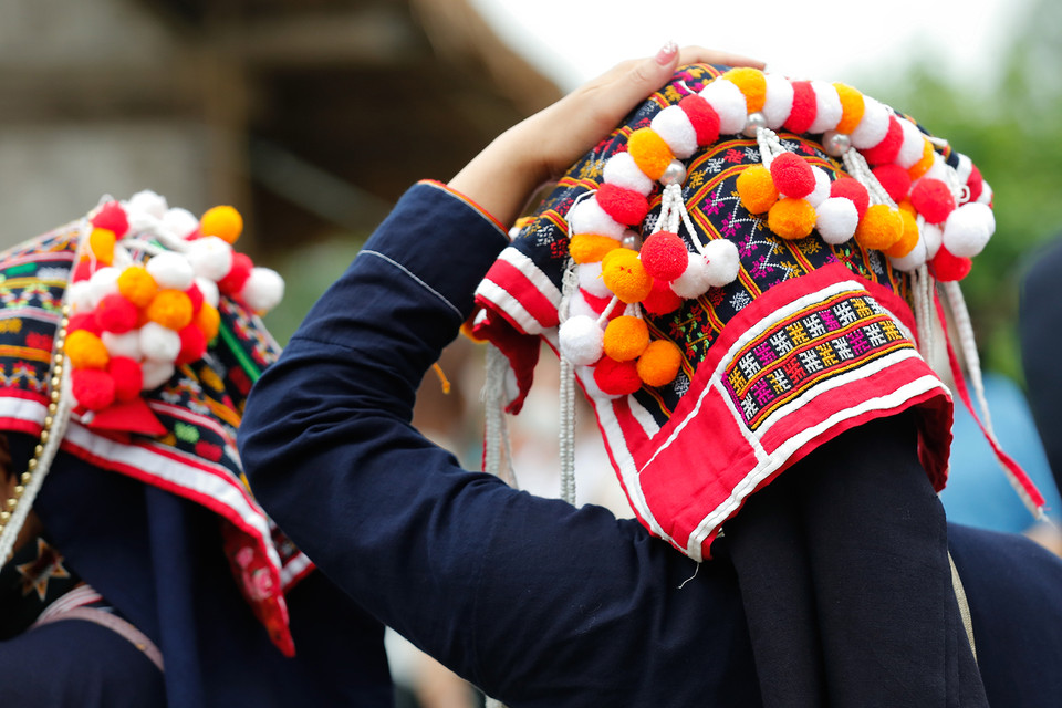 Традиционные костюмы женщин Зао Куанчет включают в себя: длинную рубашку, нагрудник, брюки, пояс, леггинсы, платки и другие сопутствующие украшения. (Фото: ИЖВ)