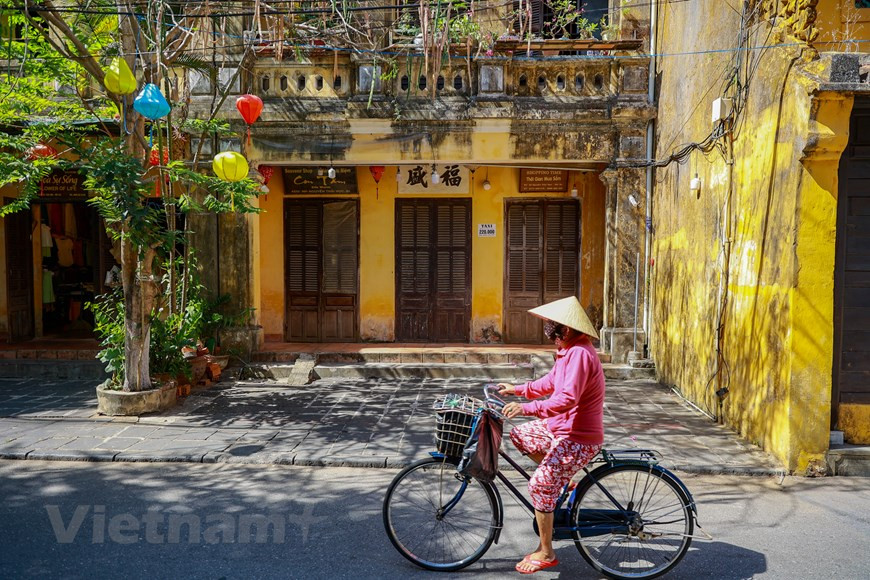 На пляжах есть возможность на целый день взять в аренду лежаки и зонтики за 50.000 VND, но если купить что-то в близлежащем кафе или ресторане, то лежак можно получить бесплатно. Есть парковка, оплата за то, чтобы оставить велосипед или байк, составляет 20.000 VND. Если платить за парковку нет желания и лежаки с зонтами не нужны, можно ехать на необустроенные участки пляжа. Из стандартных развлечений туристам доступны: катание на водном мотоцикле; катание на парашюте; катание на «банане». Пляжи располагаются на расстоянии 4-5 км от Старого города, и добираться к ним можно: пешком – это удобно только в том случае, если жильё располагается недалеко от пляжа, иначе дорога занимает немало времени; на такси – по счётчику за проезд от центра получится около 3 доллара; на велосипеде – дорога от центра займёт до 20 минут; на байке – это самый оптимальный вариант. (Фото: Минь Шон/Vietnam+) 