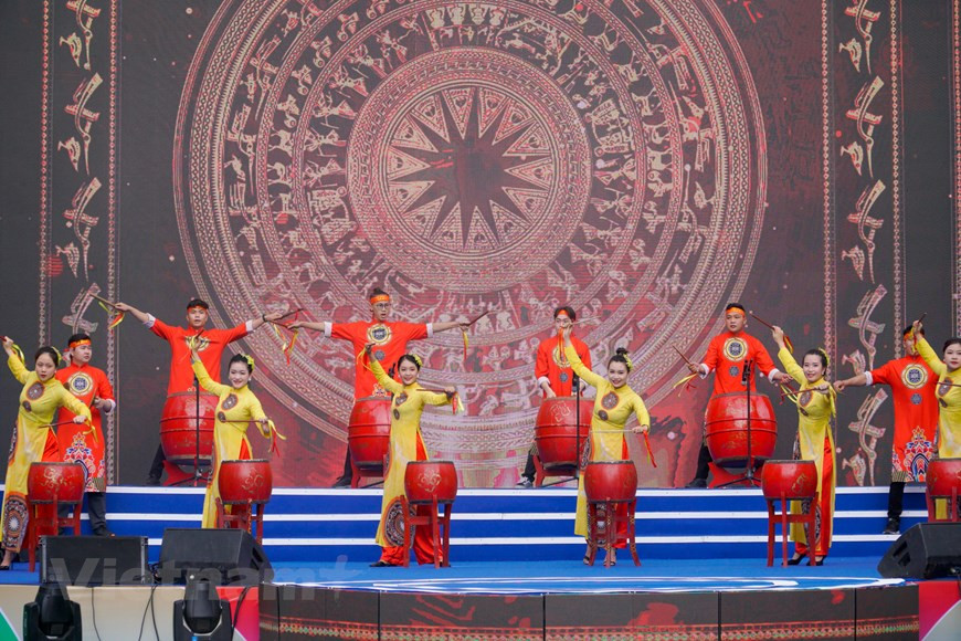 Ряд привлекательных художественных мероприятий на церемонии открытия. Фестиваль пройдет на пешеходных улицах около озера Возвращения меча. Фестиваль был организован с целью формирования здоровой, полезной и безопасной культурно-художественной и спортивной площадки, способствующей улучшению культурной и духовной жизни молодежи столицы, для выражения духа любви к миру, солидарности, дружбе и развитию молодежи. Помимо этого, программа направлена на соединения молодежи стран ЮВА, активизацию расширения международных отношений с молодежью стран региона. Программа также нацелена на пропаганду среди членов профсоюза, молодежи продвижения культуры и туризма города Ханой во время проведения 31-х игр ЮВА. Кроме того, пройдет художественный гала-вечер на тему «За более сильную Юго-Восточную Азию», а также гранд-концерт студентов в честь SEA Games 31. (Фото: Минь Хьеу/Vietnam+)